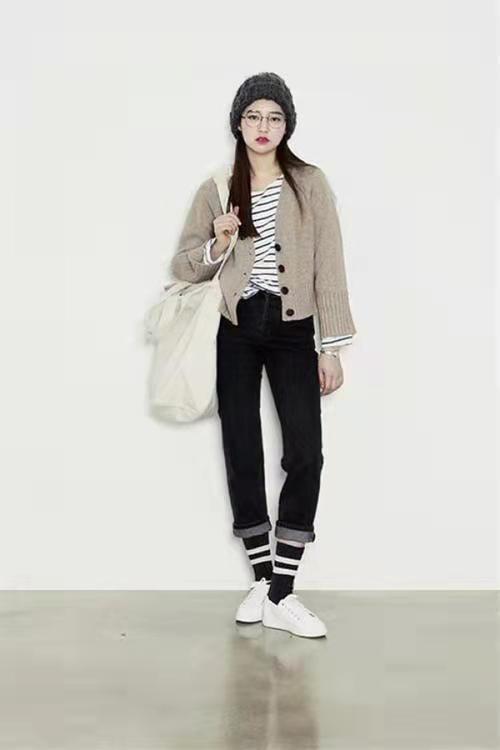 开衫毛衣怎么搭配，开衫毛衣怎么搭配裤子（开衫也能穿出少女感）
