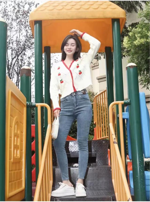 小脚运动裤配什么上衣，小脚运动裤配什么外套（小脚牛仔裤搭配什么上衣和鞋子好看）
