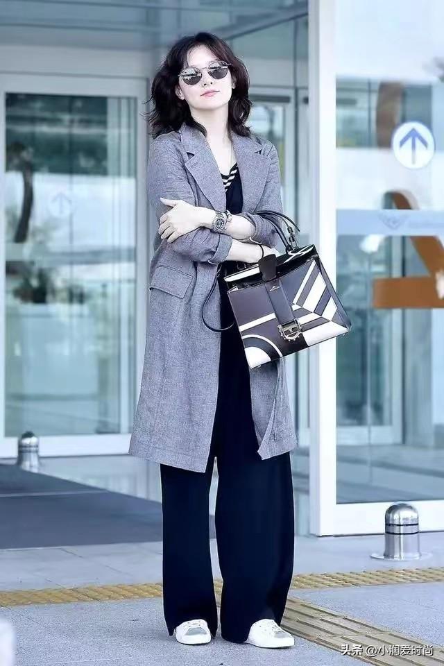 粉红色大衣搭配凸显甜美女神气质，大红色大衣配粉色内搭（看了51岁李英爱的大衣穿搭）