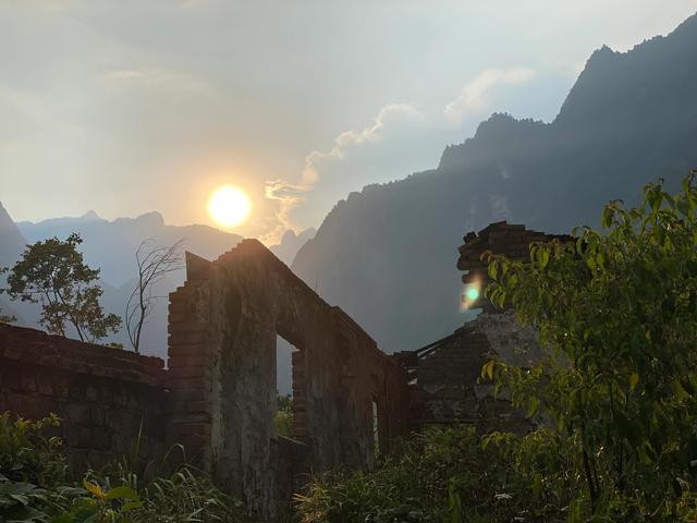 落日余晖是什么意思，“落日余晖（落日余辉）