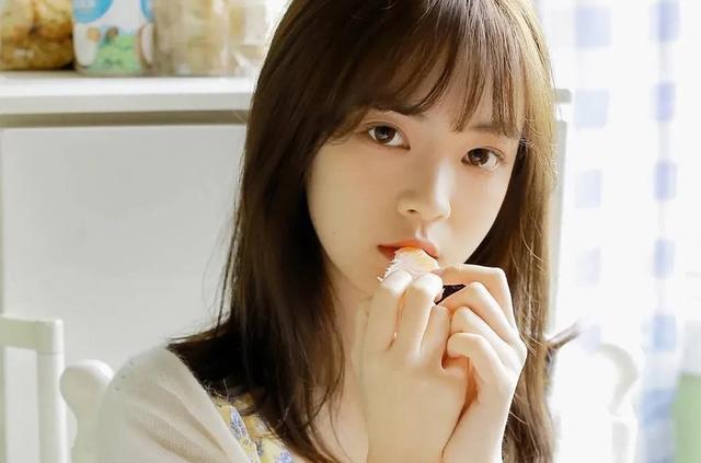 跟陌生女生网上聊天怎么开场，和陌生女孩聊天开场白（第一次跟女人聊天怎么用开场白）