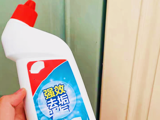 洗厕所污垢用什么最好，厕所污渍用什么处理最有效（这些方法简单又实用）