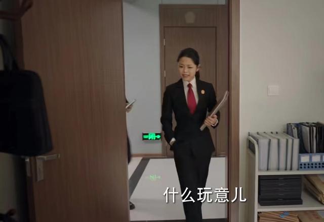 莫小贝 王莎莎，莫小贝素颜照（饰演女法官红唇配西装）