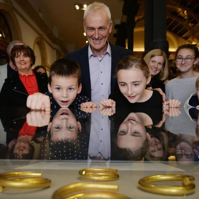 五周年纪念金手镯，五周年纪念日（2018年农民挖排水沟时意外挖出4只金手镯）