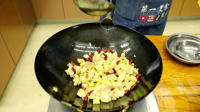 100克鸡胸肉含多少蛋白质，一百克鸡胸肉含多少脂肪（鸡腿排倒数第二）