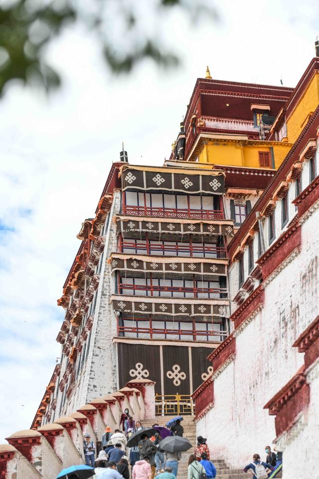 大昭寺简介，大昭寺释迦牟尼佛像（被藏族人称为“圣路”的地方）