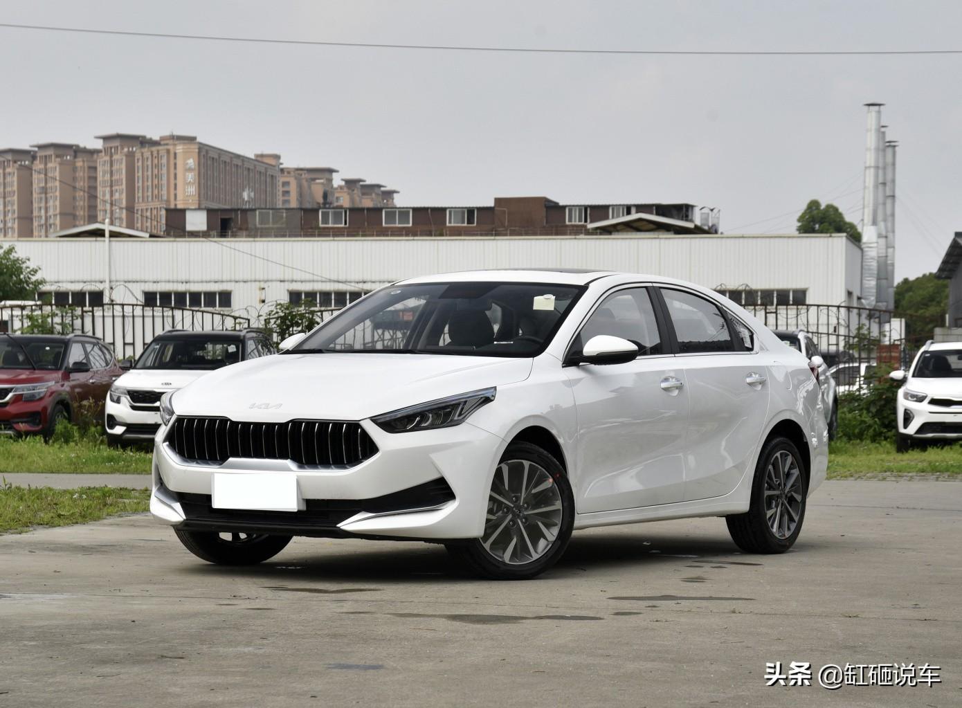 起亚k3油耗（10万出头的合资家轿，外观酷似玛莎，油耗不到4毛，带你看起亚K3）