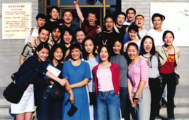 赵薇个人资料简介，女演员赵薇个人资料（儿子离婚分走5.2亿）