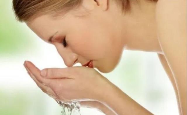 洁面霜怎么使用，如何正确使用洁面膏（清洁霜到底有什么用）