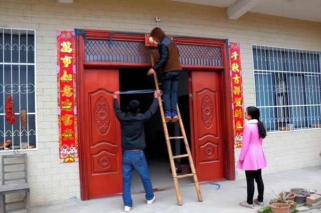 春节习俗贴春联，春节贴春联的由来和习俗（贴春联大有讲究）