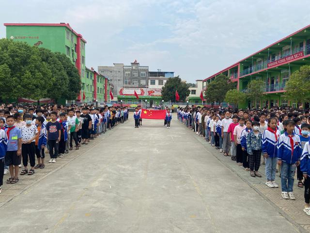 升国旗出旗曲是哪首歌，开国大典升国旗放的是哪一首歌曲（一起向未来——赵河镇中心小学升国旗仪式）