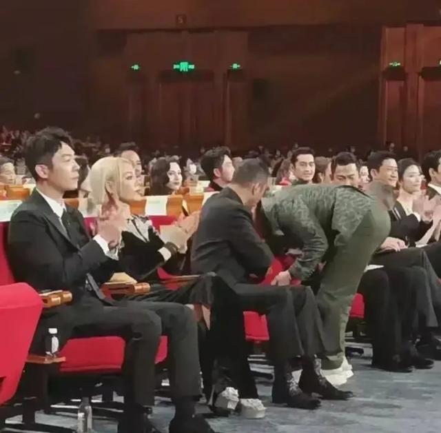 成龙在舞台上最尴尬的一次，成龙在金鸡奖颁奖礼现场亲自修座椅