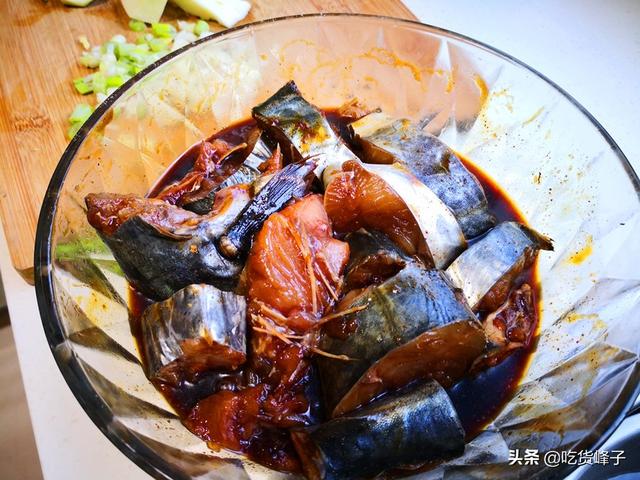 炸好的鱼怎么炖好吃又简单（鲅鱼和这2样食材一起炖）