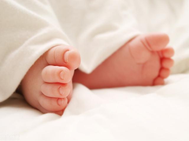 两岁宝宝一天睡眠时间是多少正常，两岁宝宝一天睡眠时间标准（2岁孩子的健康作息时间表）