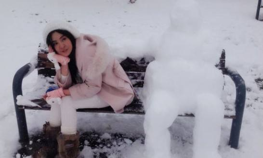 粉色外套配什么颜色内搭，粉色外套配什么颜色内搭好看男（穿粉色羽绒服配白内搭）