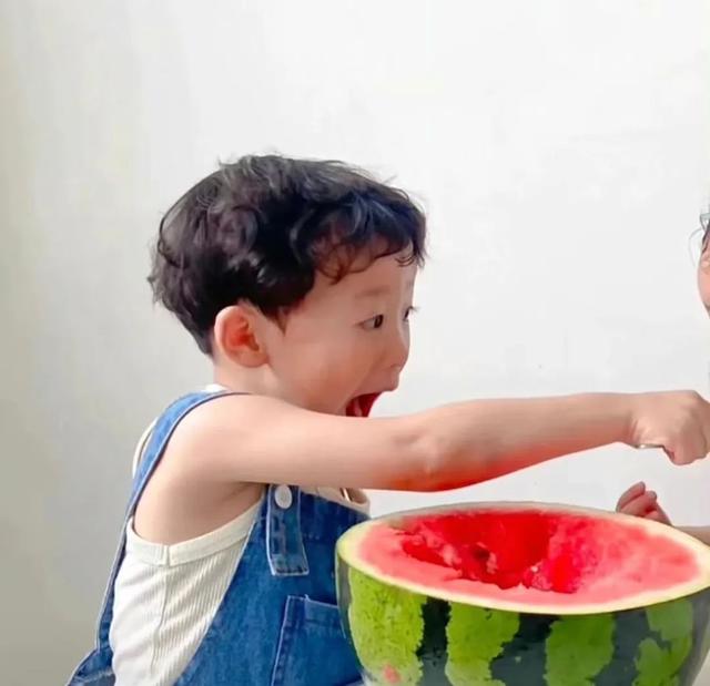 情侣头像背影一人一张，顾云曦微信（头像 ， 温柔加倍的情侣头像）