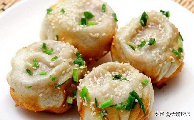 生煎包子怎么做，生煎包子的做法视频（外焦里嫩肉香多汁）