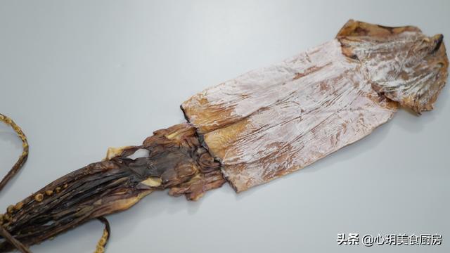 鱿鱼干的制作方法，鱿鱼鱼干怎么做（海边人教正确做法）