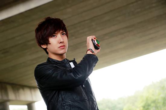 下,他报名参加了艺考培训班,并于09年考上北电表演系,和张云龙,刘芮麟