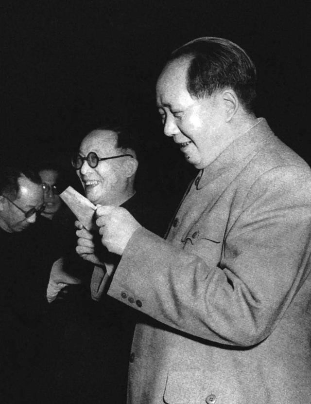社会黑纸白字图片，白纸黑字图片（1976年天安门毛泽东画像披上黑纱）