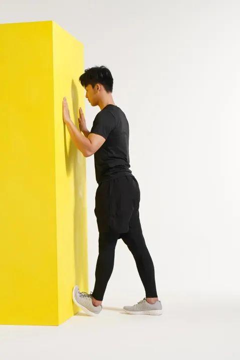 防止小腿变肌肉腿的拉伸动作，跑后7大拉伸动作