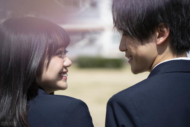 早恋男生都在想什么，青春期男生整天都在想些什么（青春期男孩早恋有这几种表现）