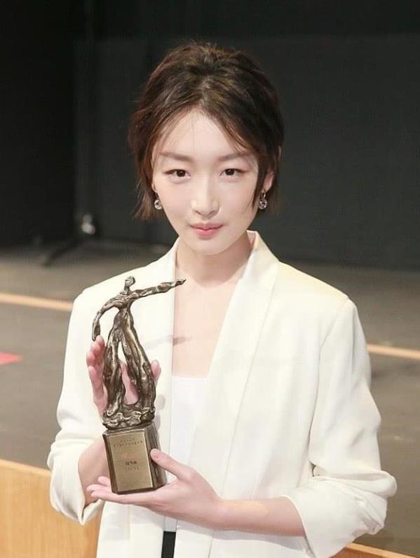 “取向成谜”周冬雨：曾当众内涵马思纯，后与王菲女儿关系引非议