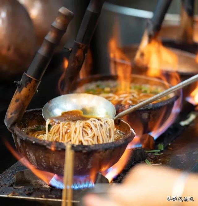 昆明最有名小吃一条街，昆明美食街最值得去的（昆明老街带你体验不一样的春城）