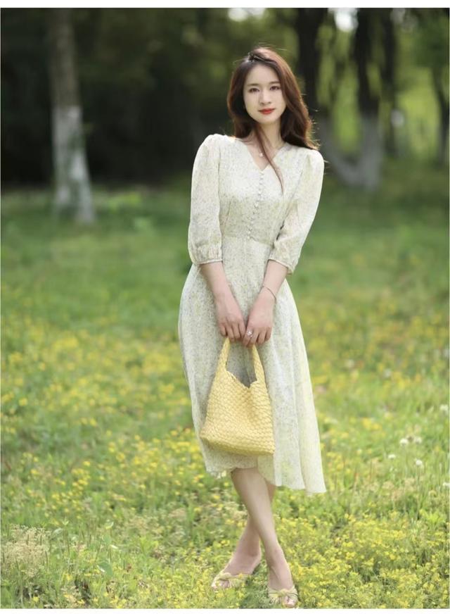 松紧腰连衣裙适合什么身材，松紧腰连衣裙的好处（上紧下松的收腰连衣裙适合什么身材）