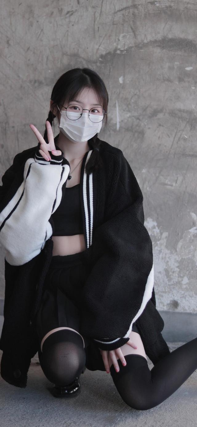 抖音上的最火锁屏壁纸，抖音上的最火锁屏壁纸 句子（抖音网红半口小希壁纸）