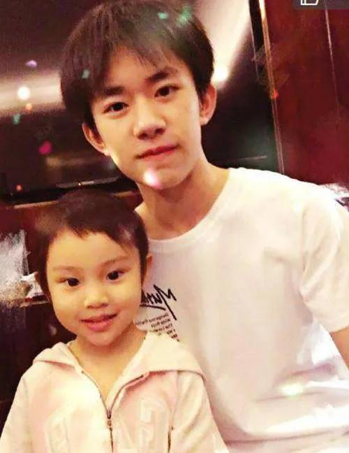 易烊千玺的真实年龄，易烊千玺14岁到17岁外貌变化（“谦逊低调”的易烊千玺）