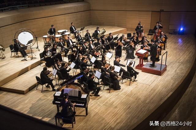 乐团指挥的重要性，通常在乐队中扮演什么角色