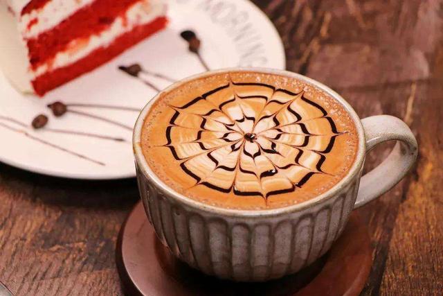 摩卡咖啡和拿铁咖啡的区别，摩卡和拿铁的区别是什么（认清拿铁、摩卡、康宝蓝、玛奇朵、卡布奇诺的区别）