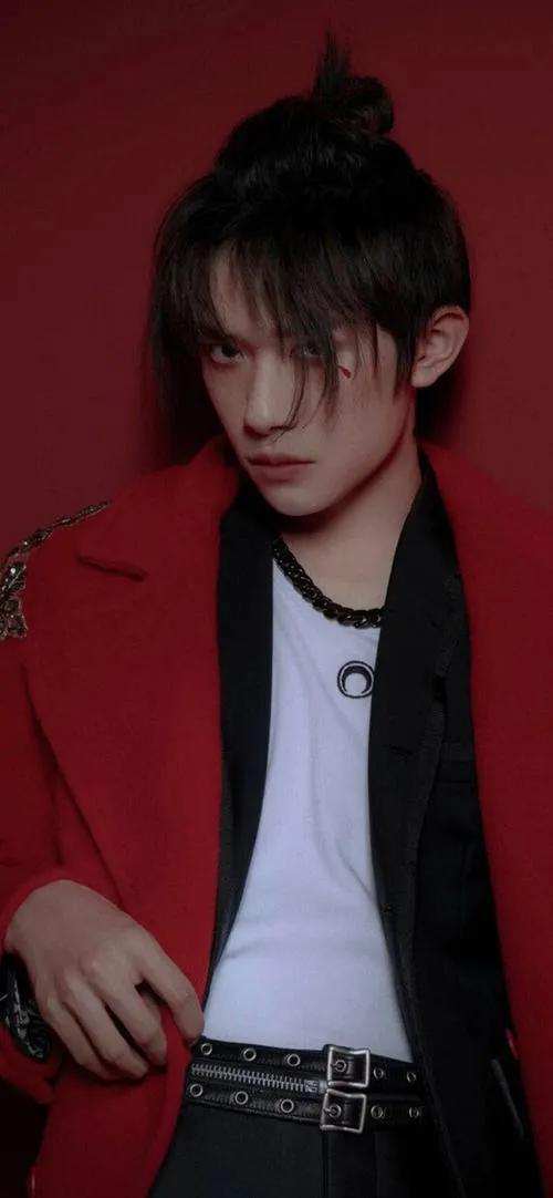 易烊千玺的真实年龄，易烊千玺14岁到17岁外貌变化（“谦逊低调”的易烊千玺）