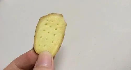 膝盖积液艾灸哪个部位，膝盖积液如何艾灸（隔姜灸治疗膝关节积液）