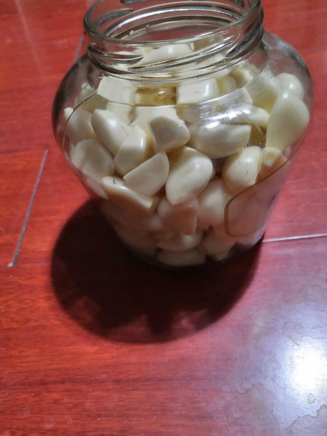 5斤蒜放多少糖和醋怎么熬制，5斤蒜需要多少糖和醋（这样做糖蒜，7天就能吃了）