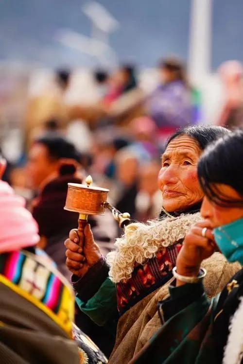 东乡族有什么风俗习惯，东乡族生活风俗（裕固族、东乡族、保安族等少数民族精美服饰文化）