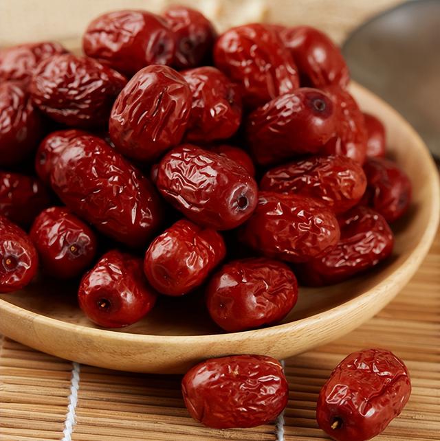 女人经常吃蜂蜜的好处，女人经常吃蜂蜜的好处是什么（这4款养颜食物要常吃）