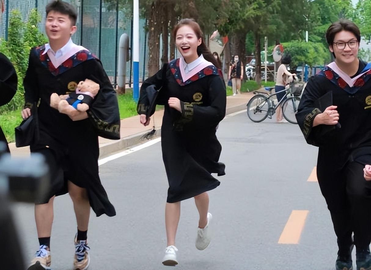 中国传媒大学校花（中传校花冯琳晒复旦录取通知书）