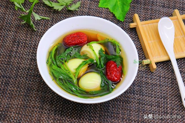 艾草可以吃吗，插门上的艾草可以吃吗（遇见艾叶摘回家）