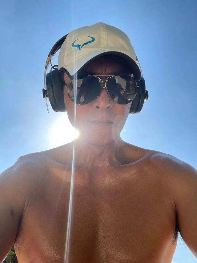 54岁tvb小生近况，54岁TVB肌肉男神晒父子合照