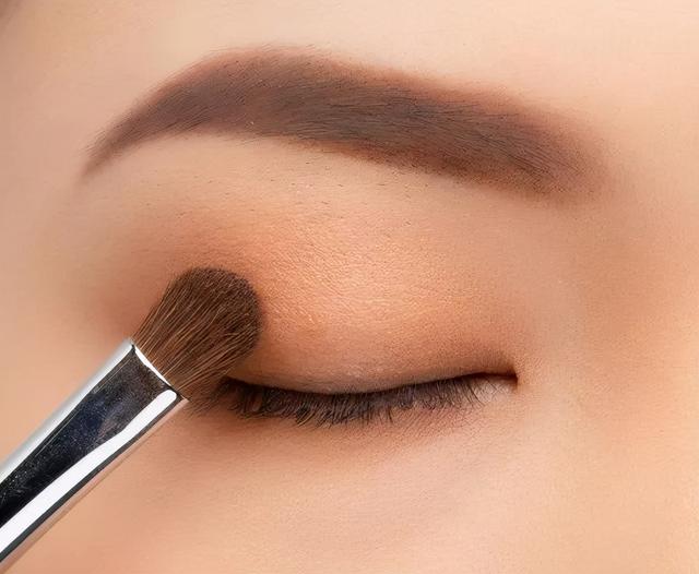 单眼皮怎么画眼影，单眼皮眼线画法（单眼皮怎么才能画出好看的眼妆）