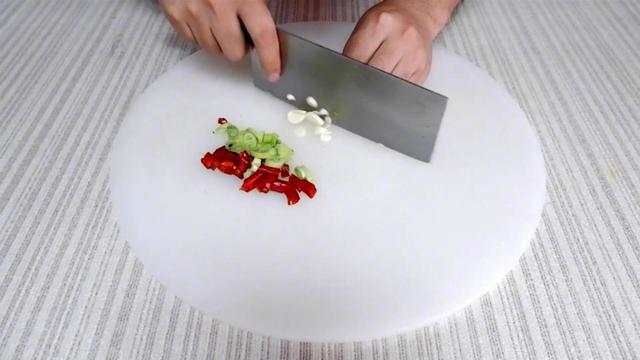 女人吃猪肝有什么好处，猪肝一周吃几次补血（多吃“4红3黑2绿”）