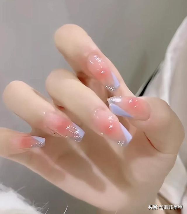 2,超显白的美甲来了,快来给指甲安排吧,谁涂谁惊艳