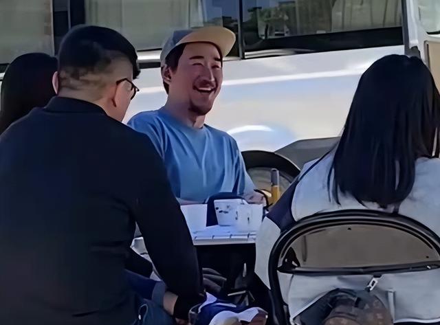 张国立儿子张默精神状况引担忧，晒焚火和手枪图片，自认是坑爹王