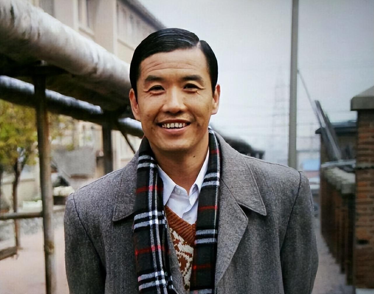 15年前,离开赵本山的"赵四"关小平,如今住500万豪宅,开酒厂