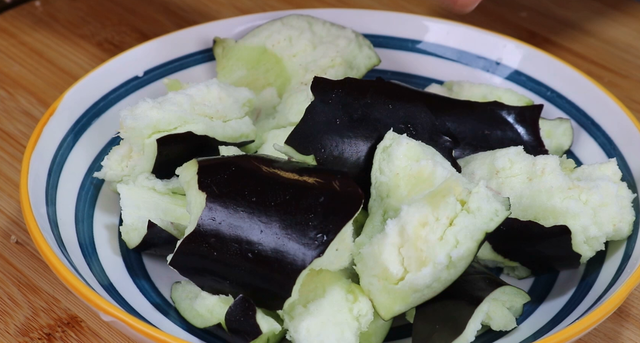 草鱼怎么做最好吃，草鱼怎么做最好吃视频（用料简单味道足）