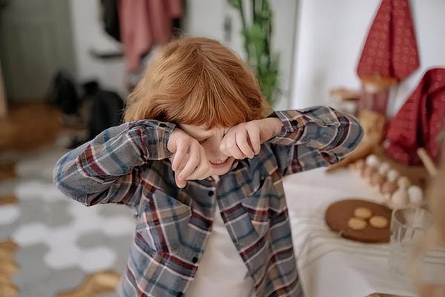 怎样解决孩子脾气暴躁，孩子脾气暴躁怎么解决（父母这4招治“飙”也治本）