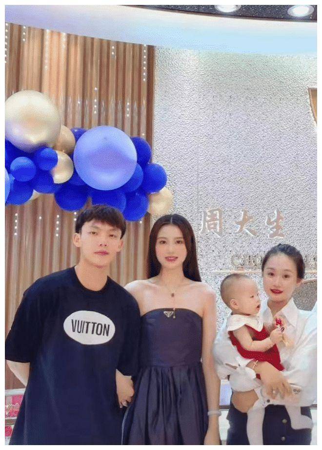 徐杰小时候家境不算殷实,和吴前这样的富二代对比,徐杰只是一个地地道