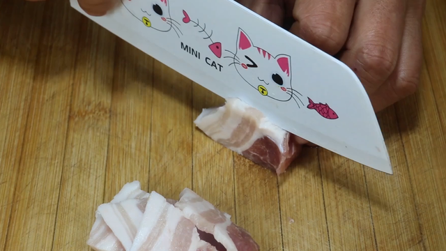 怎样快速解冻肉，冷冻肉怎样快速解冻（不管解冻什么肉）